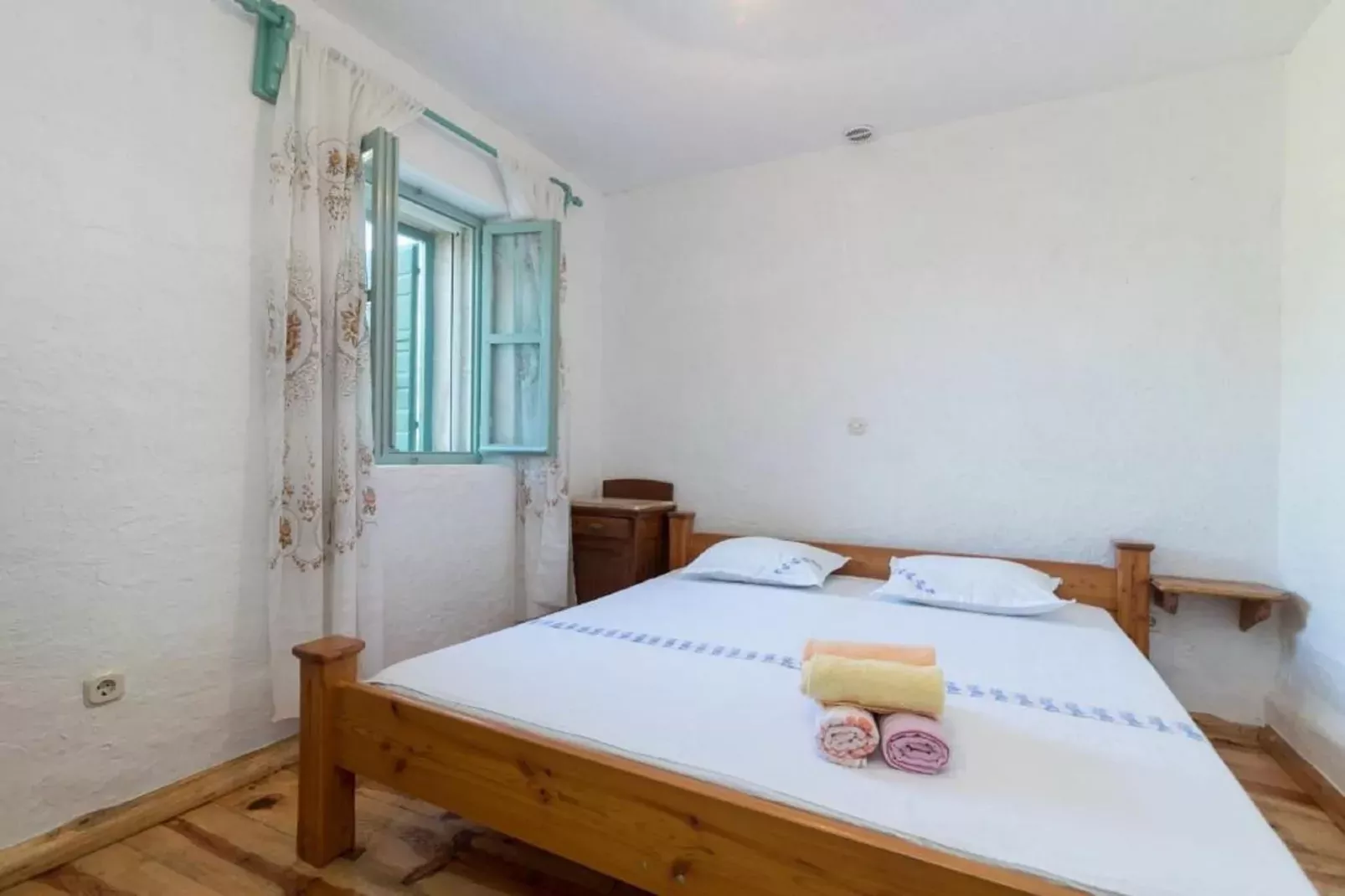 Lavender Cottage-Two Bedroom  Holiday Cottage  with Terrace-Chambre