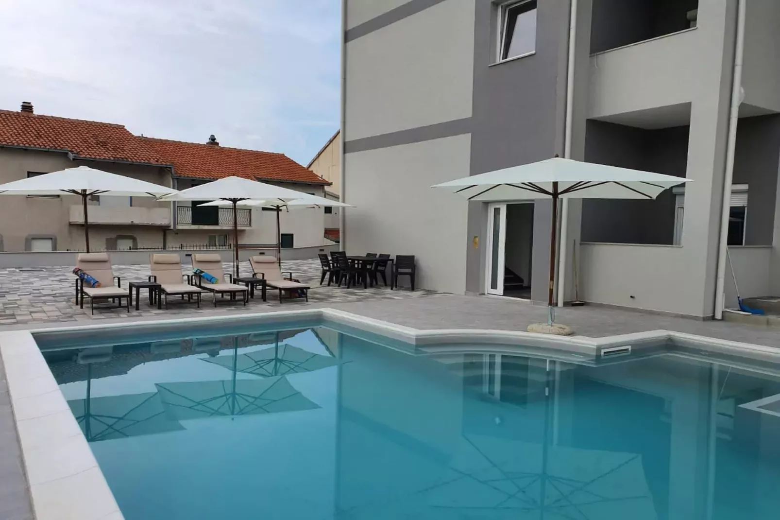 Apartments Villa Salona Sky - Comfort Two Bedroom Apartment with Balcony (1)-Schwimmbad