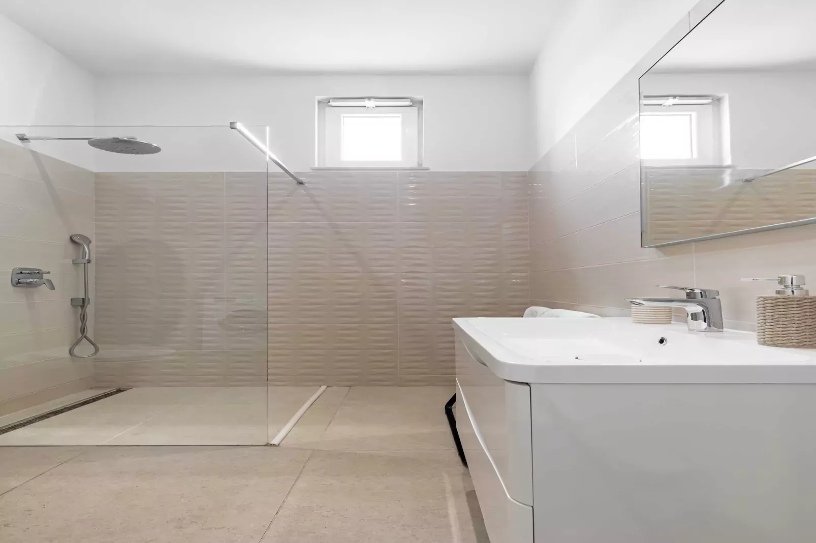 Apartments Villa Salona Sky -  DeluxeTwo Bedroom Apartment with Balcony (5)-Salle de bain