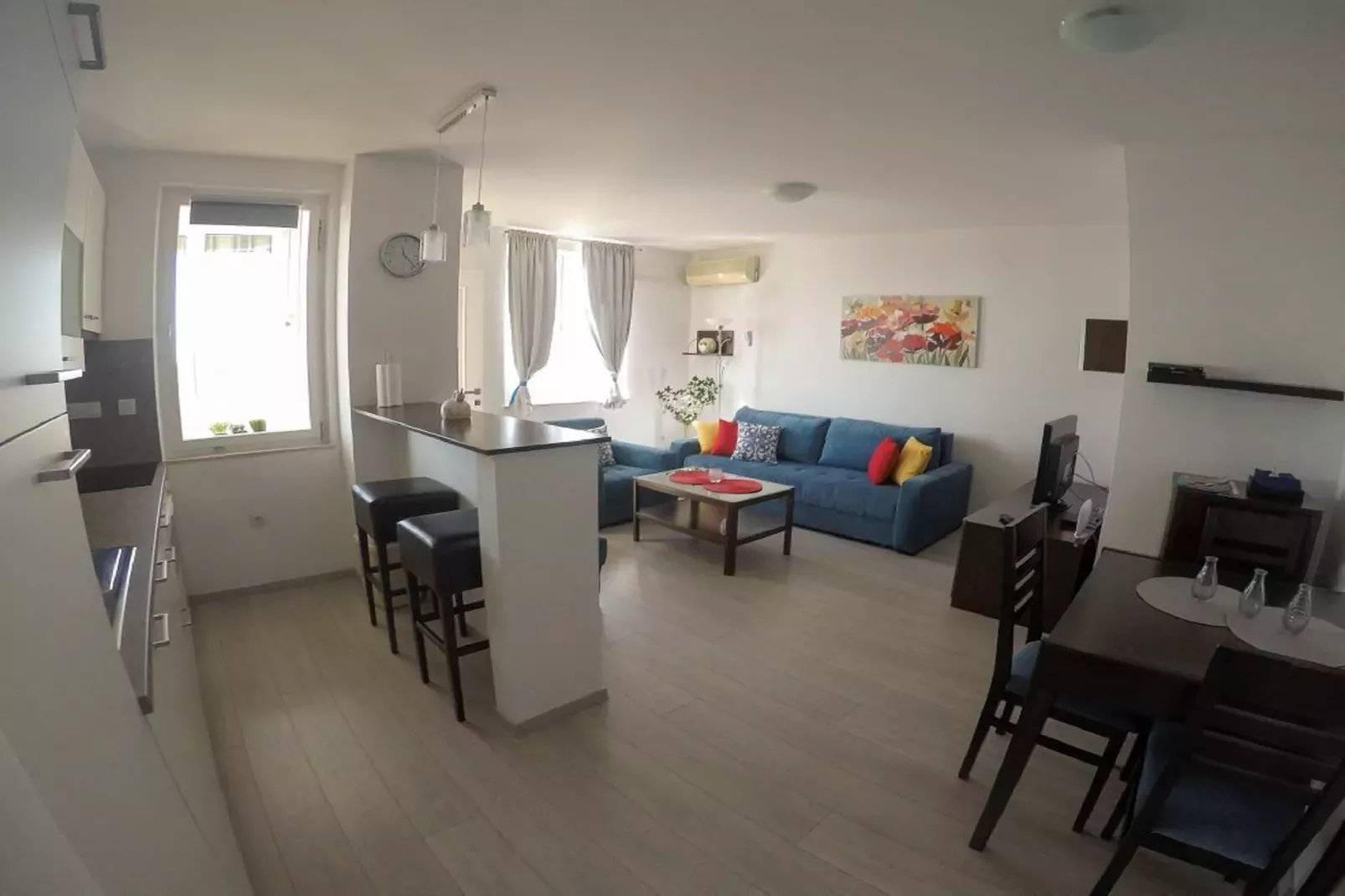 Apartment Precious View - One Bedroom Apartment with Sea View and City View-Living room