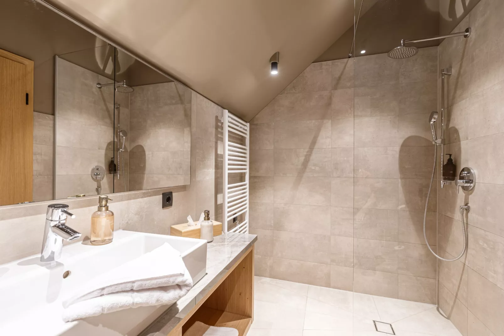 Montafon Suites Schruns 05-Bathroom