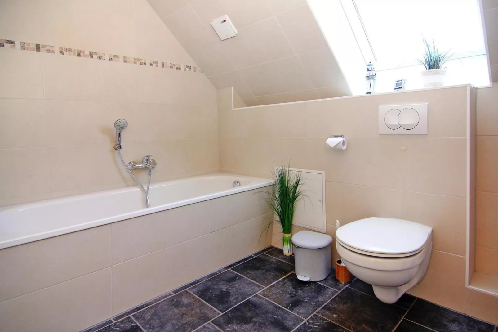 Doppelhaushälfte in Neuendorf-Bathroom