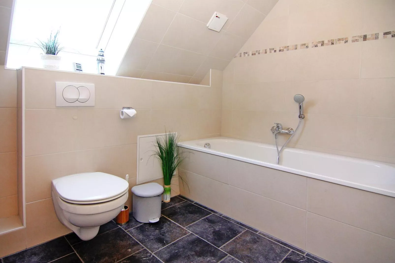 Doppelhaushälfte in Neuendorf-Bathroom