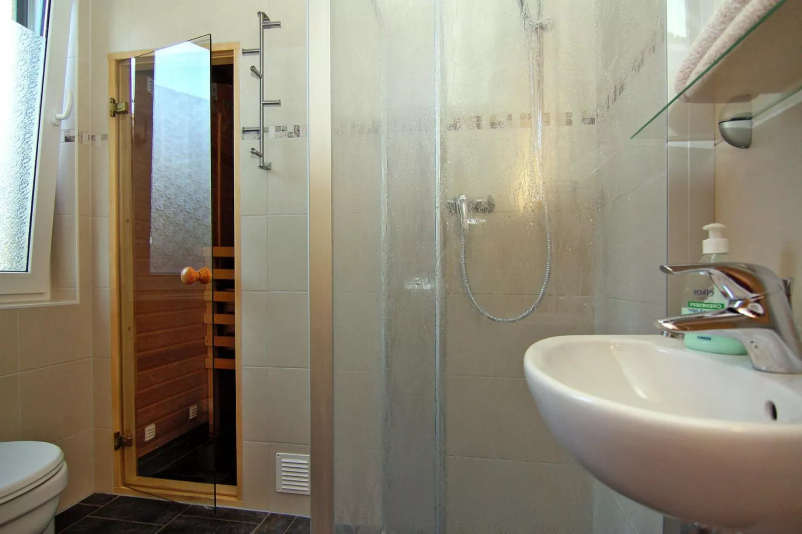 Doppelhaushälfte in Neuendorf-Bathroom