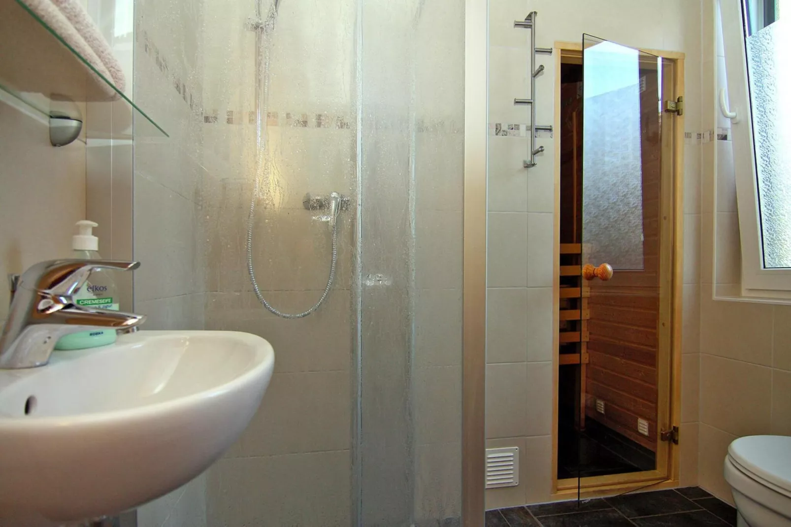 Doppelhaushälfte in Neuendorf-Bathroom