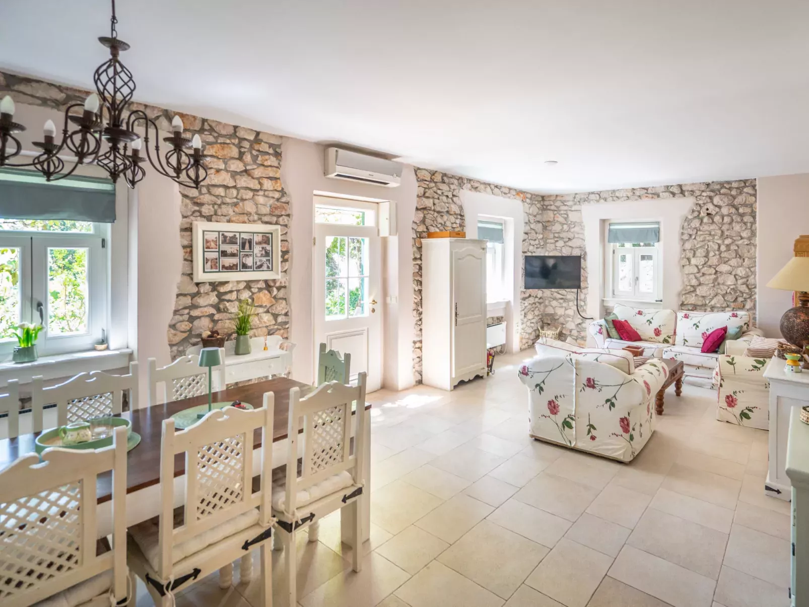 Villa Mo-Re - Inside