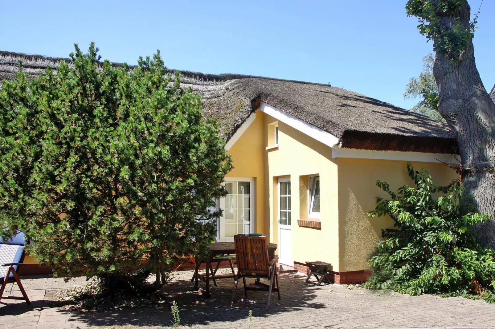 Appartementhaus Kathrin Wieck am Darß-2-Raum-App Typ 2-Außenbereich Sommer