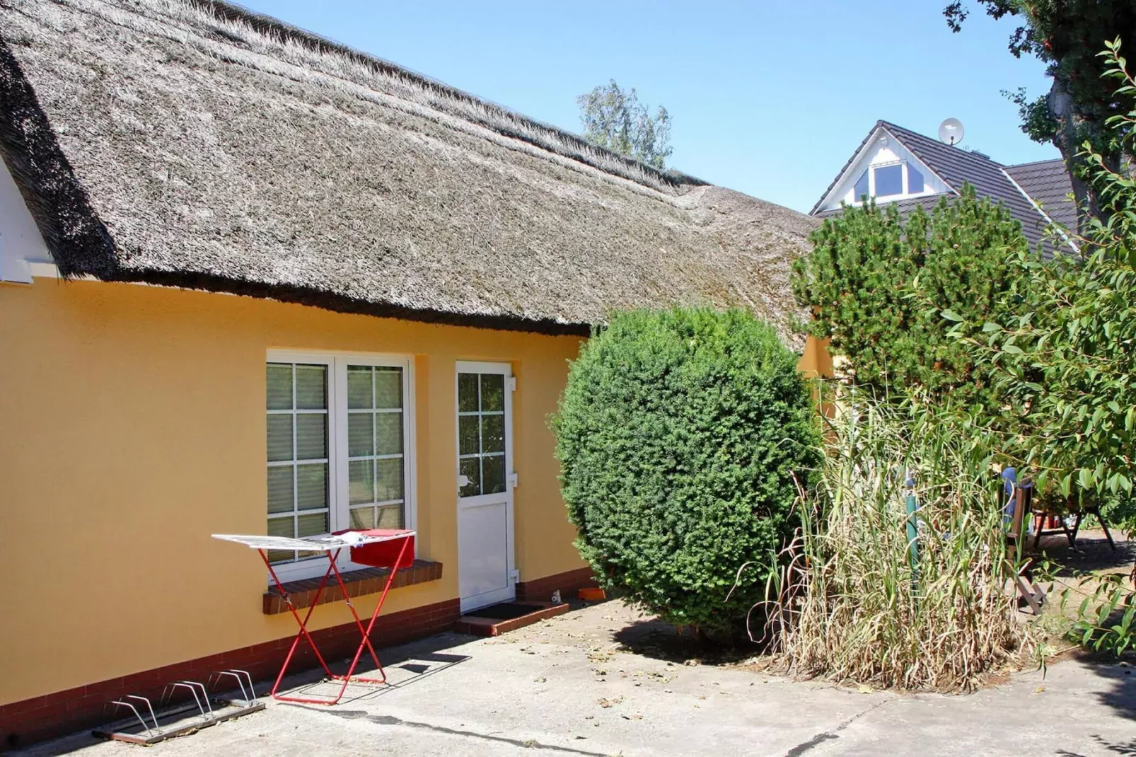 Appartementhaus Kathrin Wieck am Darß-2-Raum-App Typ 2-Außenbereich Sommer