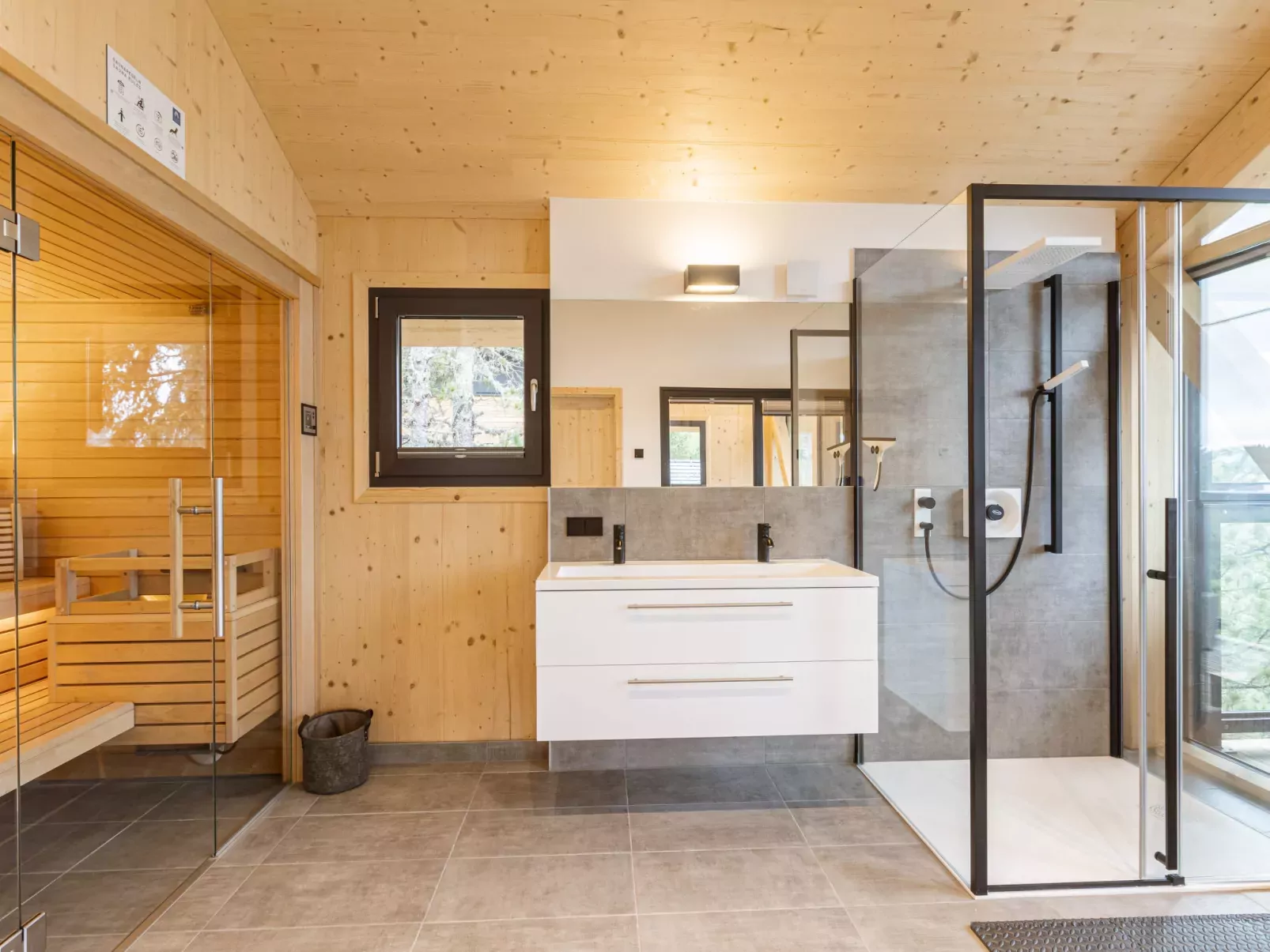 Superior #23 with Sauna & Hot Tub-Drinnen
