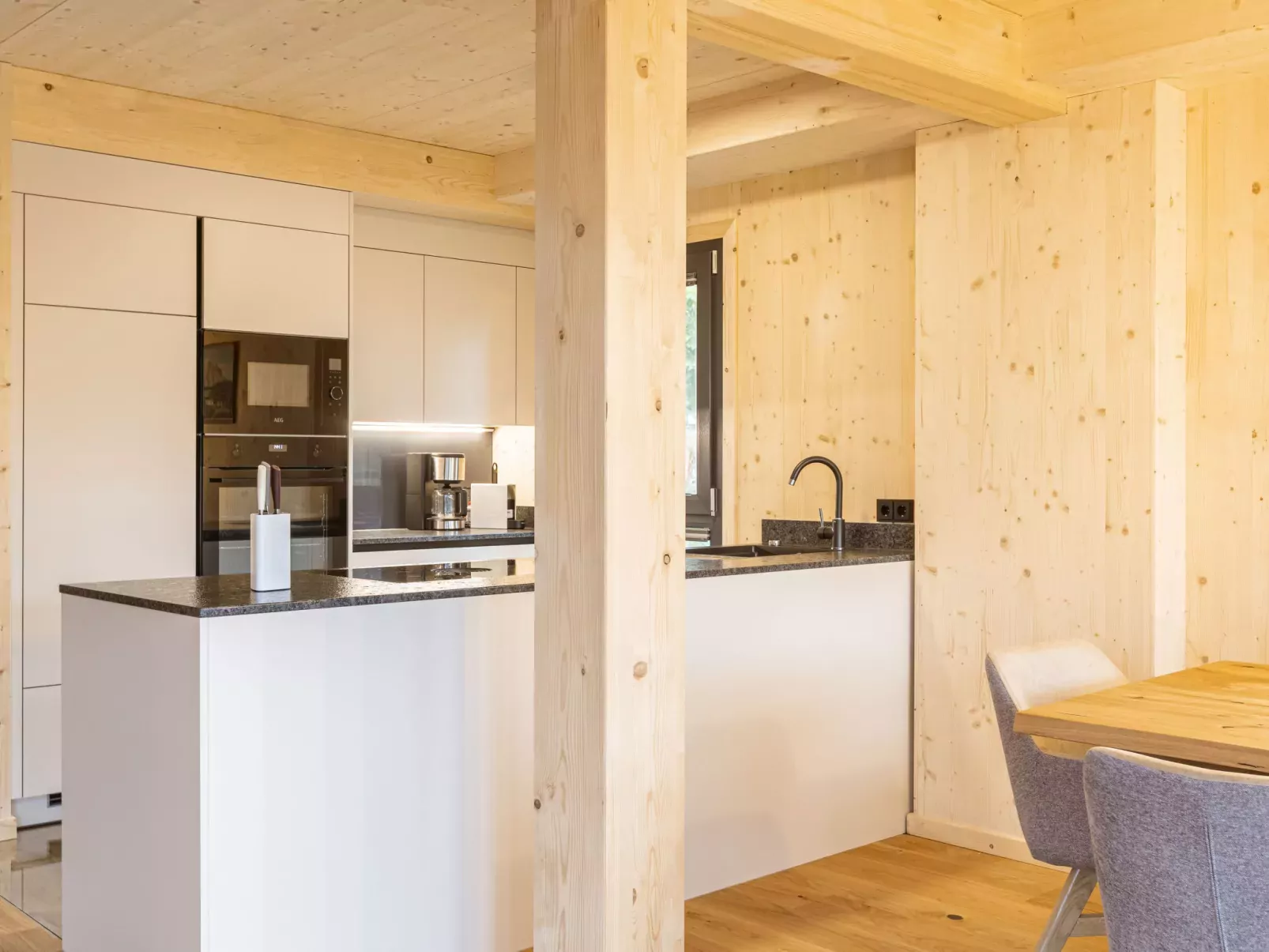 Superior #23 with Sauna & Hot Tub-Drinnen