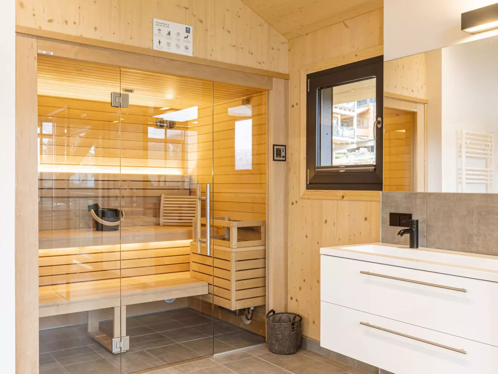 Superior #23 with Sauna & Hot Tub-Drinnen