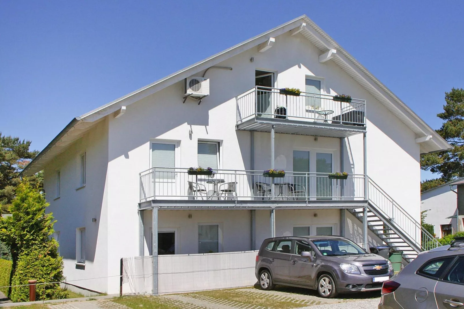 Zur Hinterseite-Exterior summer