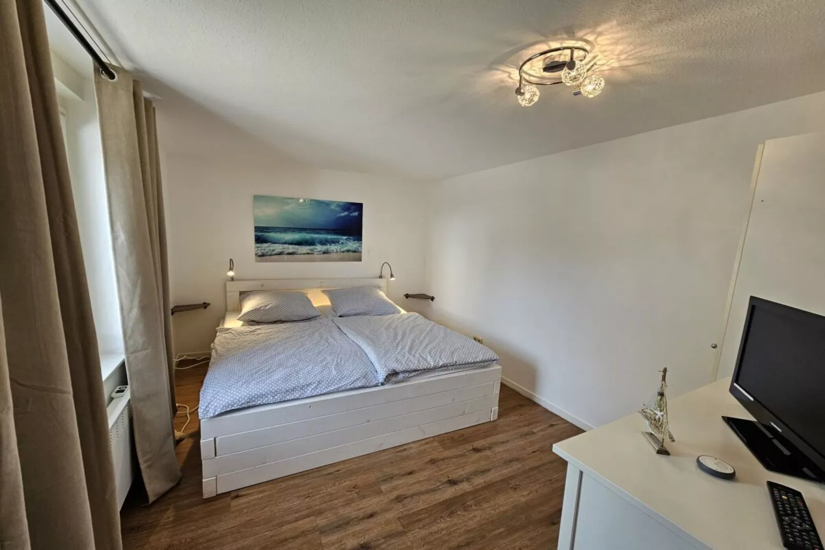 67457-Bedroom