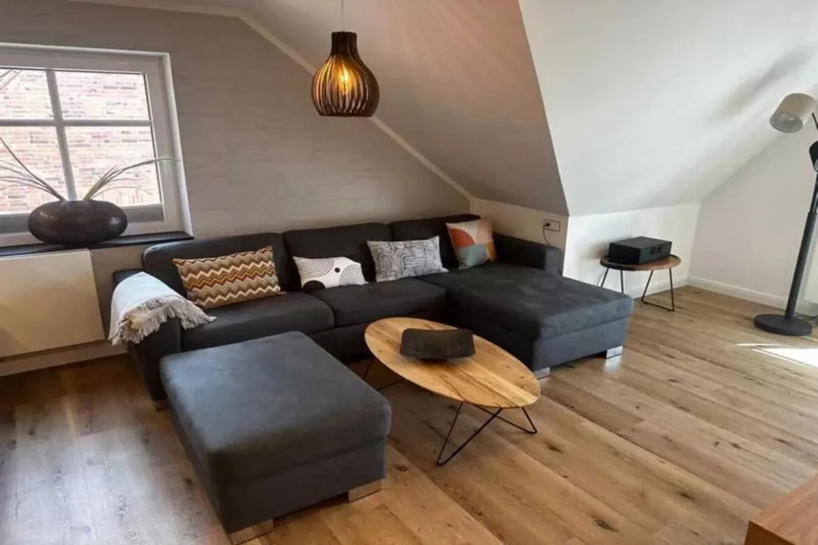 504112-Living room