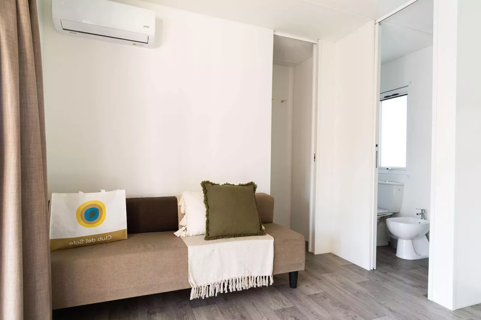 Rimini Family Village Viserba Rimini - Lodge Superior 6 pax-Wohnzimmer