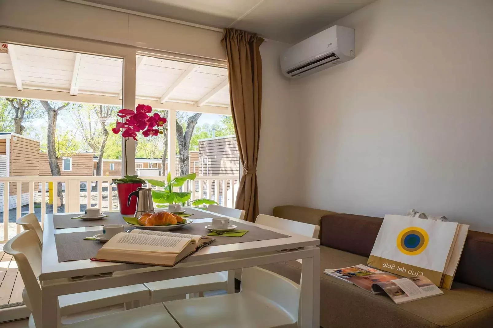 Rimini Family Village Viserba Rimini - Lodge Deluxe 4 plus 1 pax-Wohnzimmer