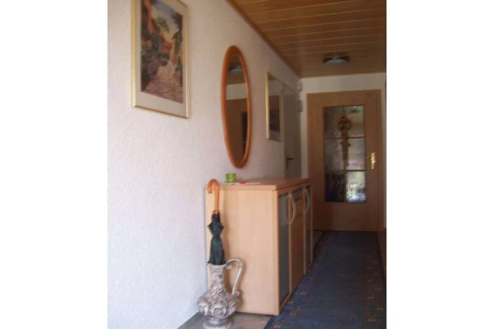 13650-Living room