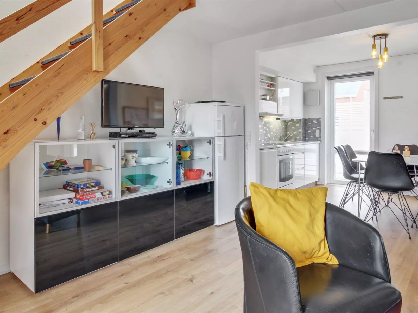 "Odger" - 2.3km from the sea-Inside