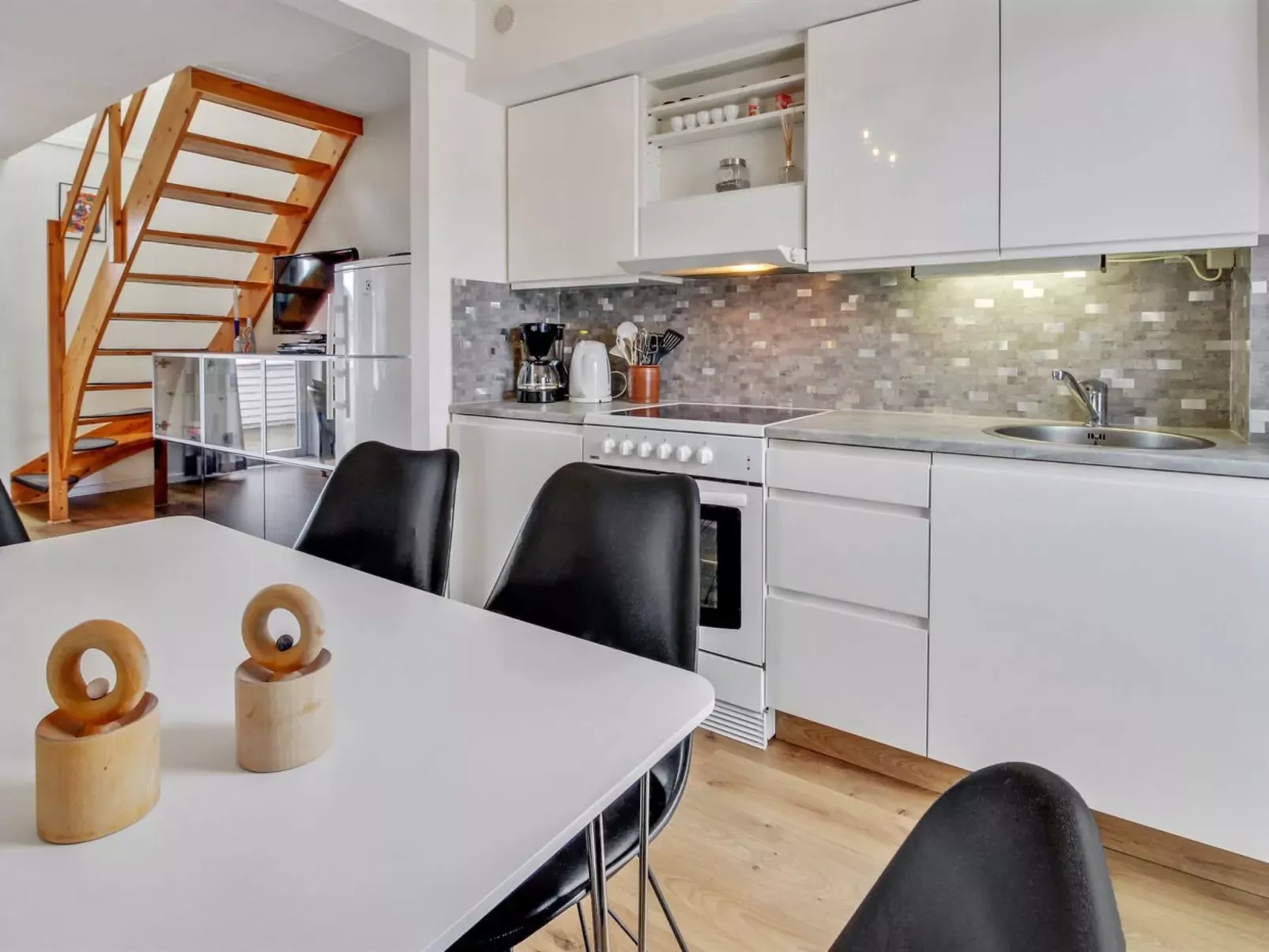 "Odger" - 2.3km from the sea-Inside