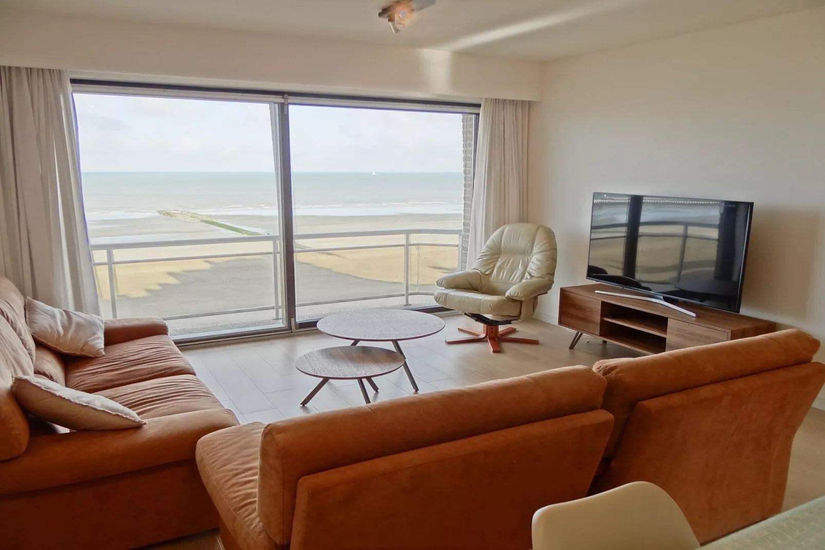 TIJL A 702-Bedroom