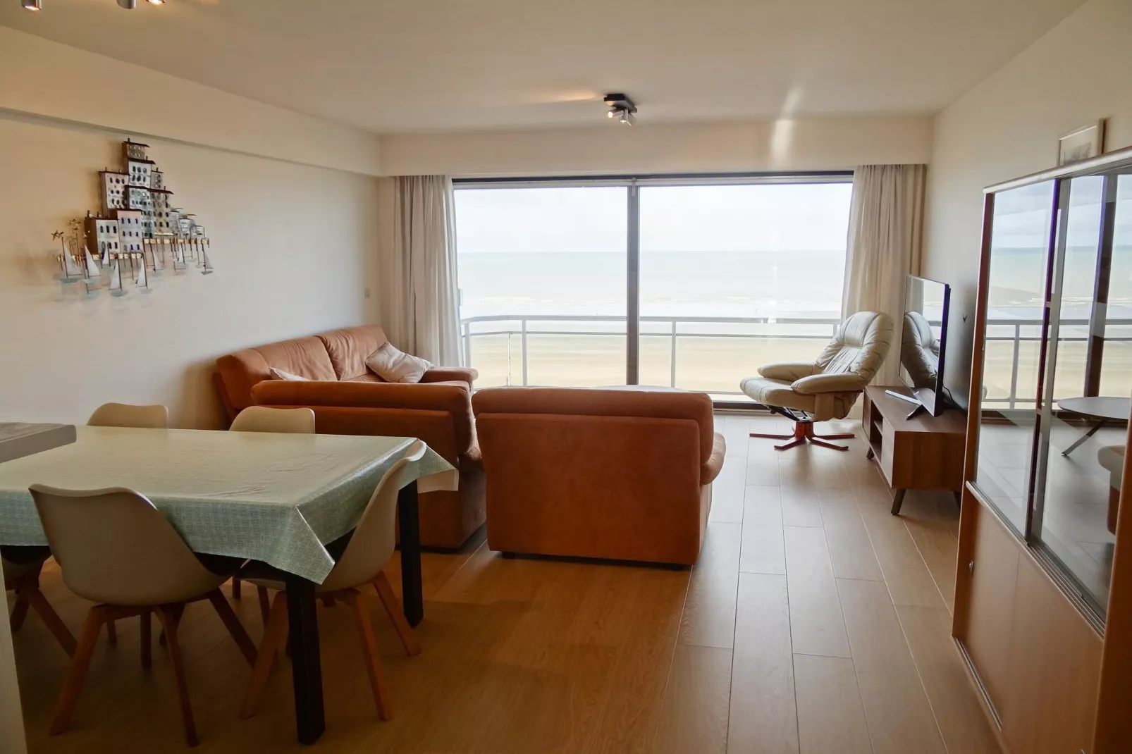 TIJL A 702-Bedroom