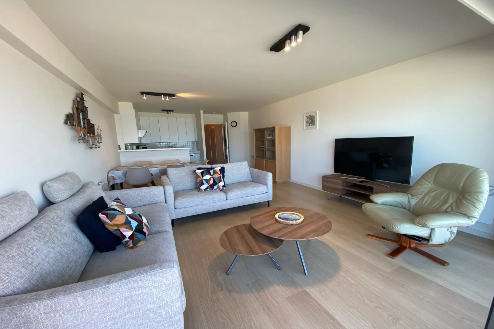 TIJL A 702-Living room