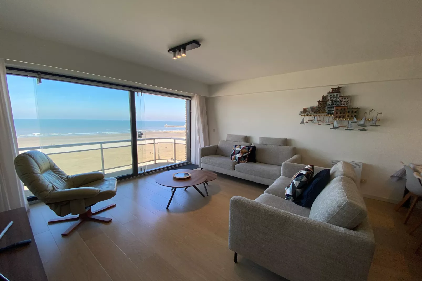 TIJL A 702-Living room