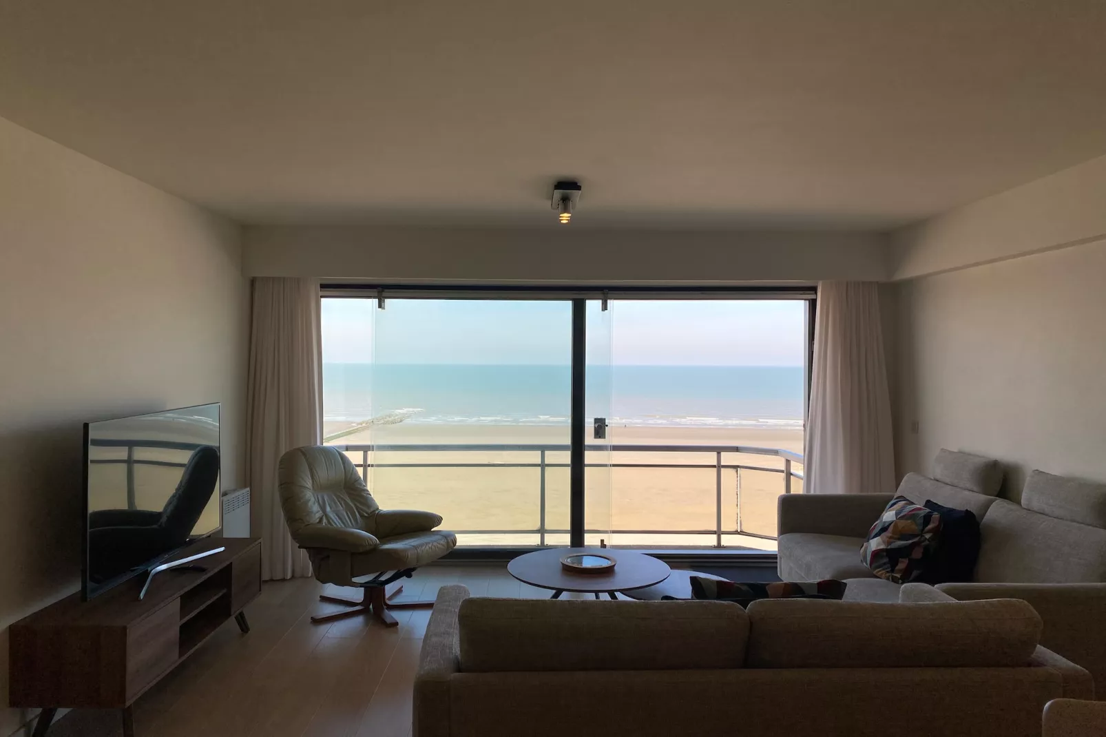 TIJL A 702-Living room