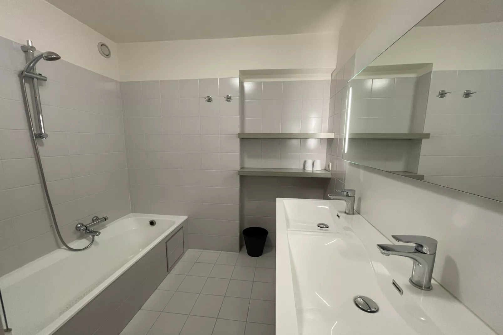 TIJL A 702-Bathroom