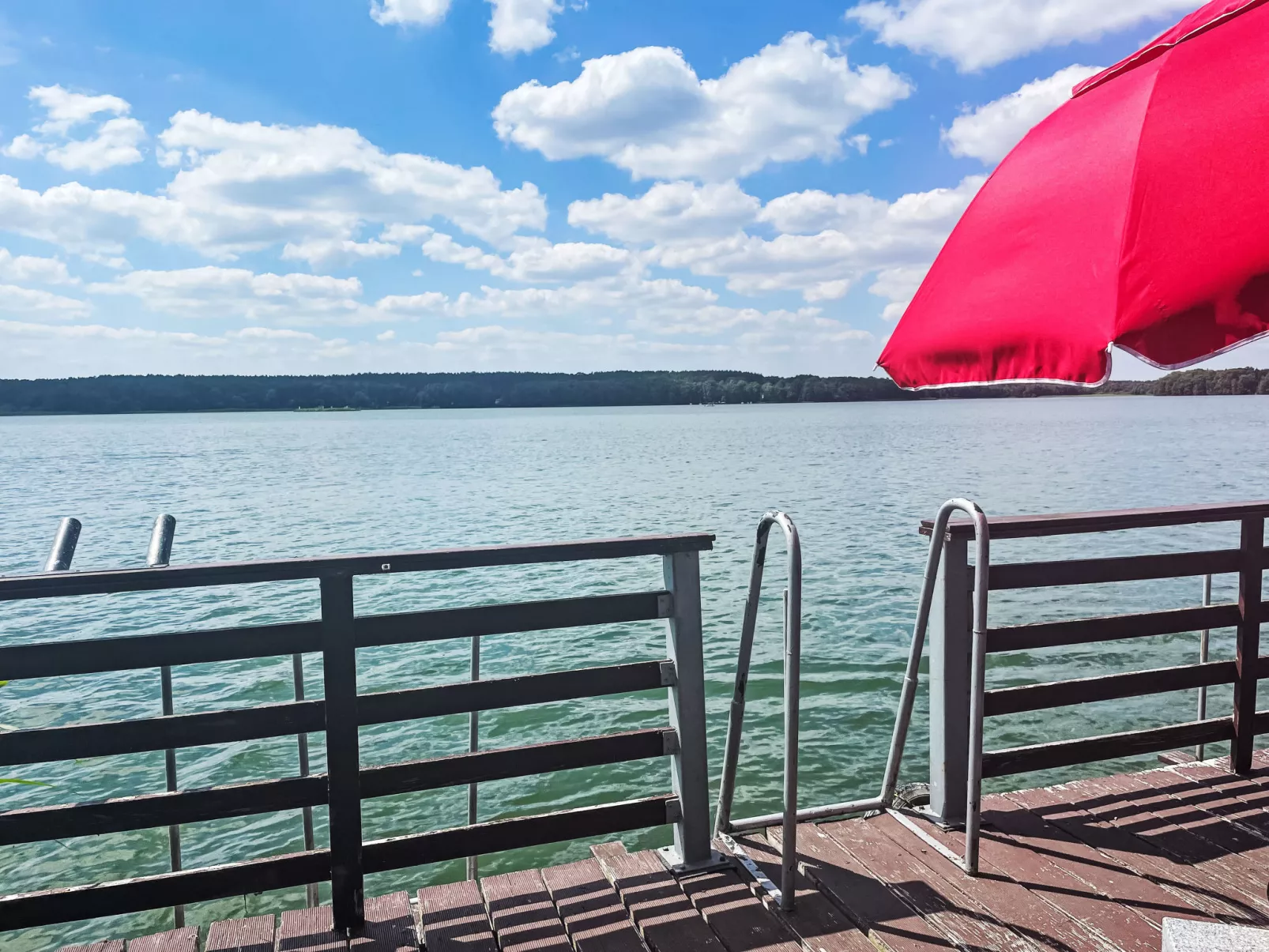 Bootshaus auf dem See-Outside