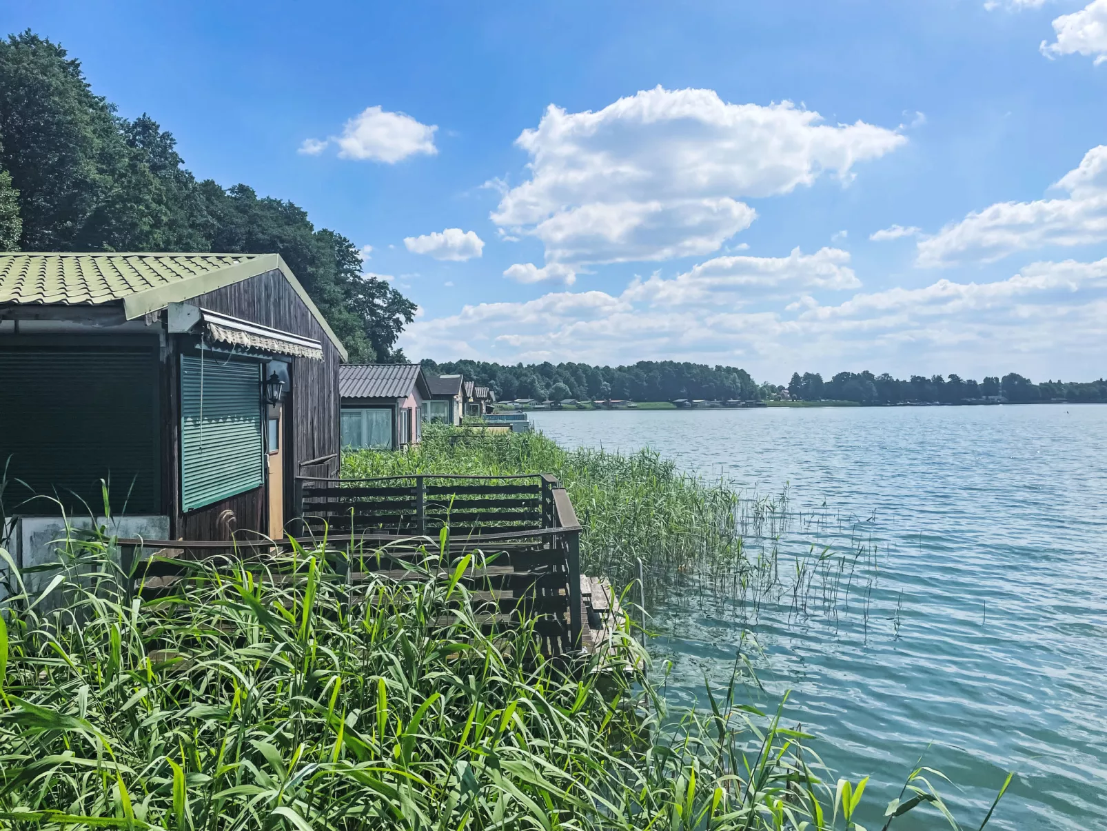 Bootshaus auf dem See-Outside