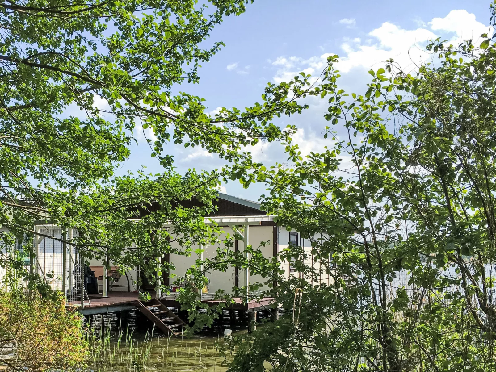 Bootshaus auf dem See-Outside