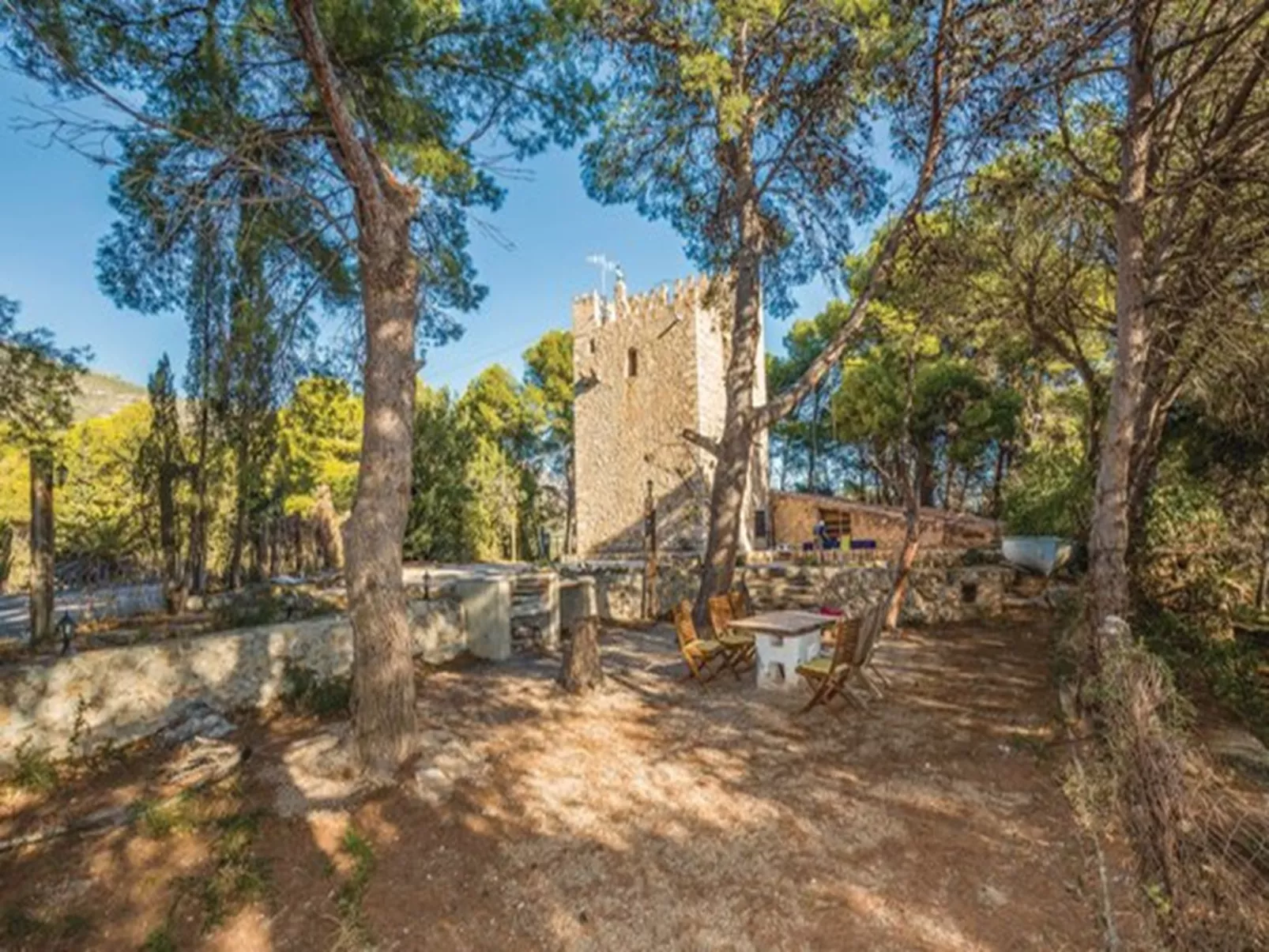Torre Morralla-Outside