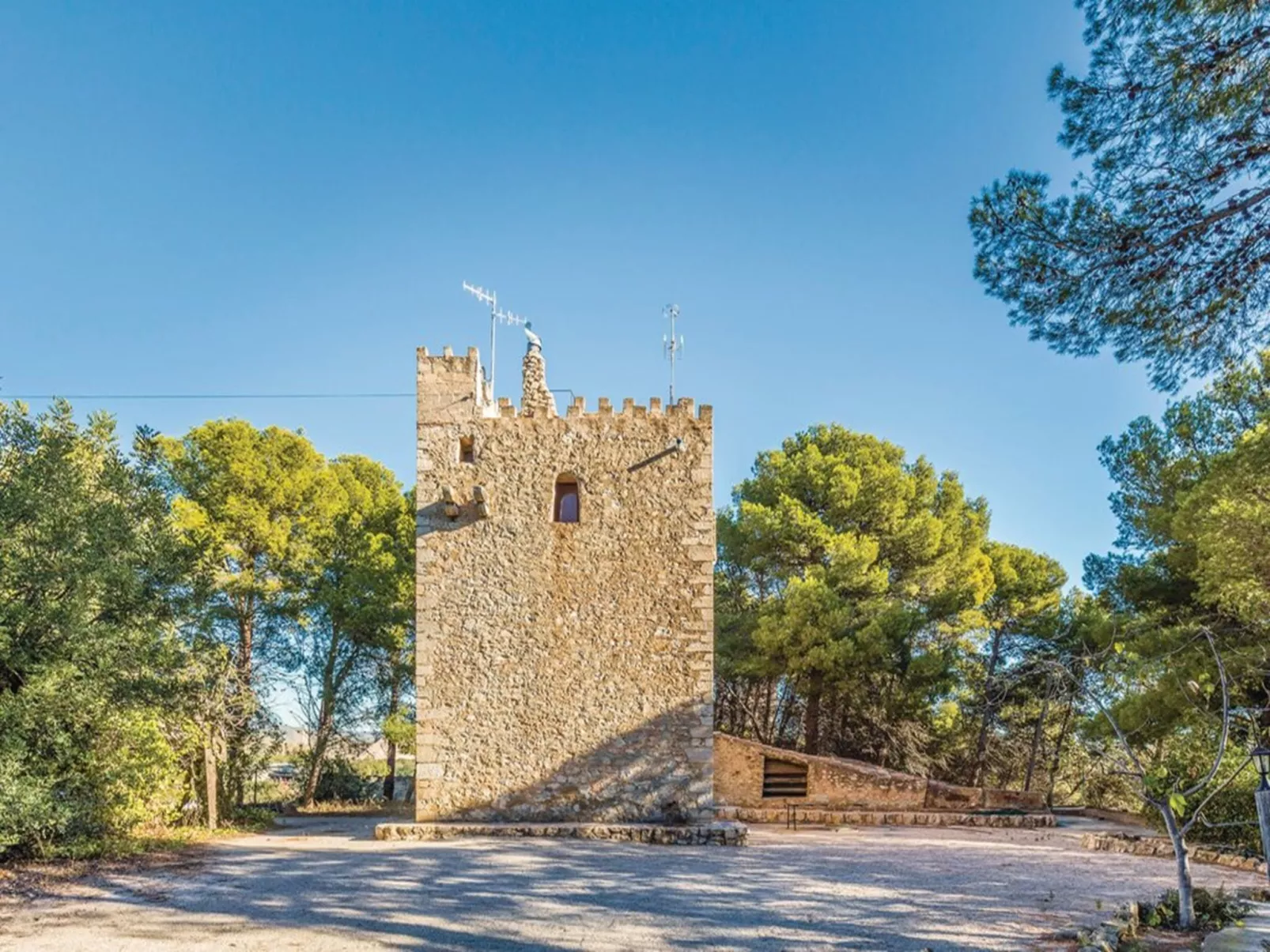 Torre Morralla-Outside