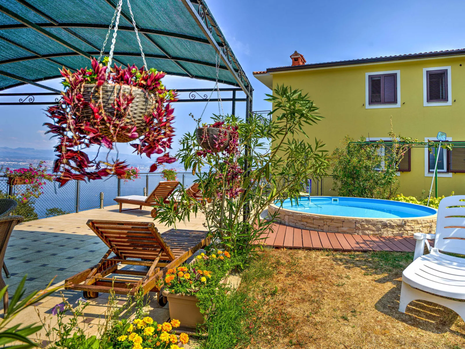 Laurus-Outside