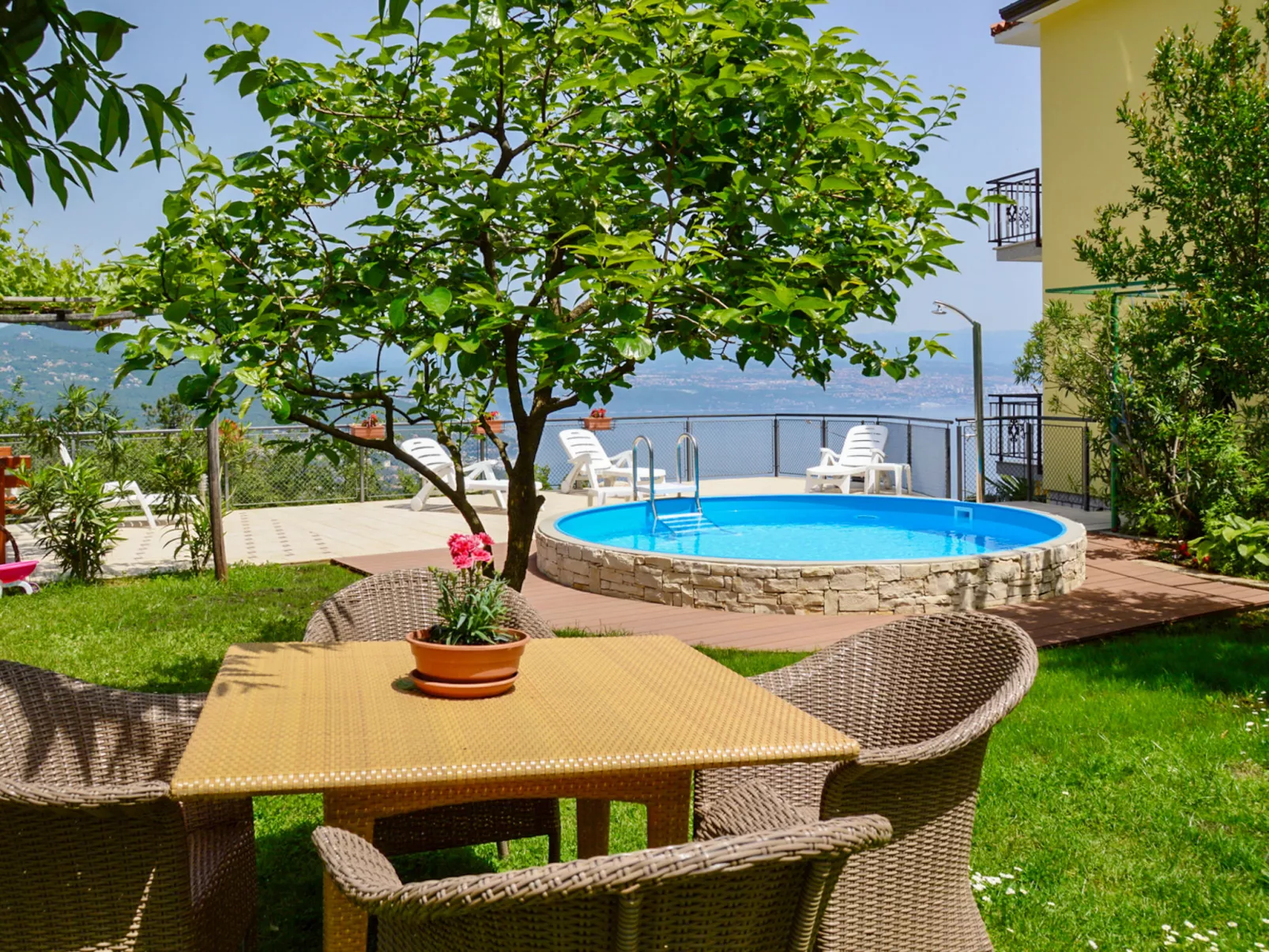 Laurus-Outside