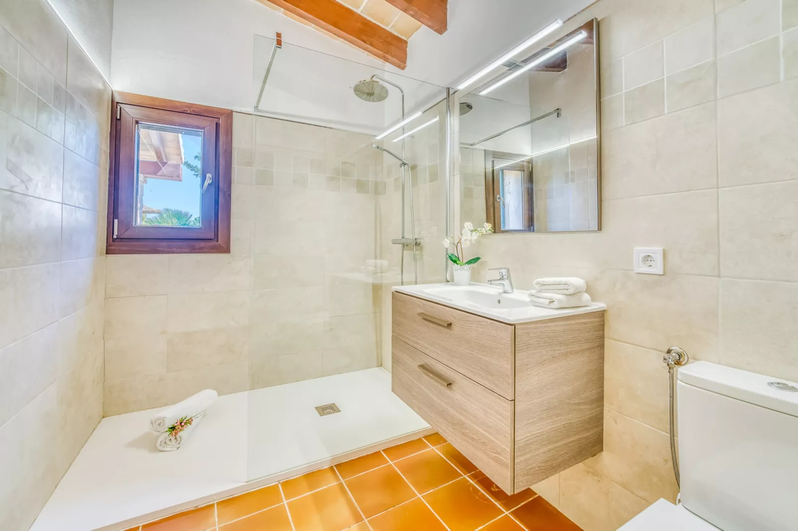 Ses Rotes-Badezimmer