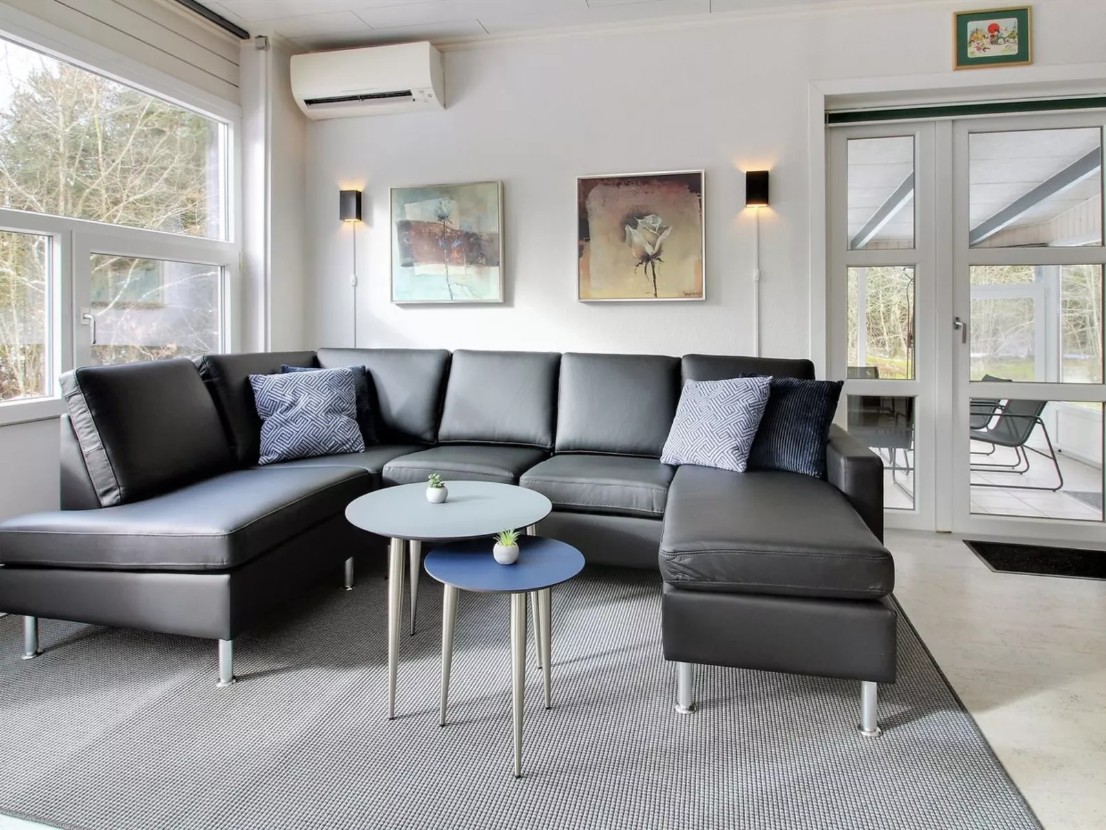 "Gwen" - 2.7km from the sea-Inside