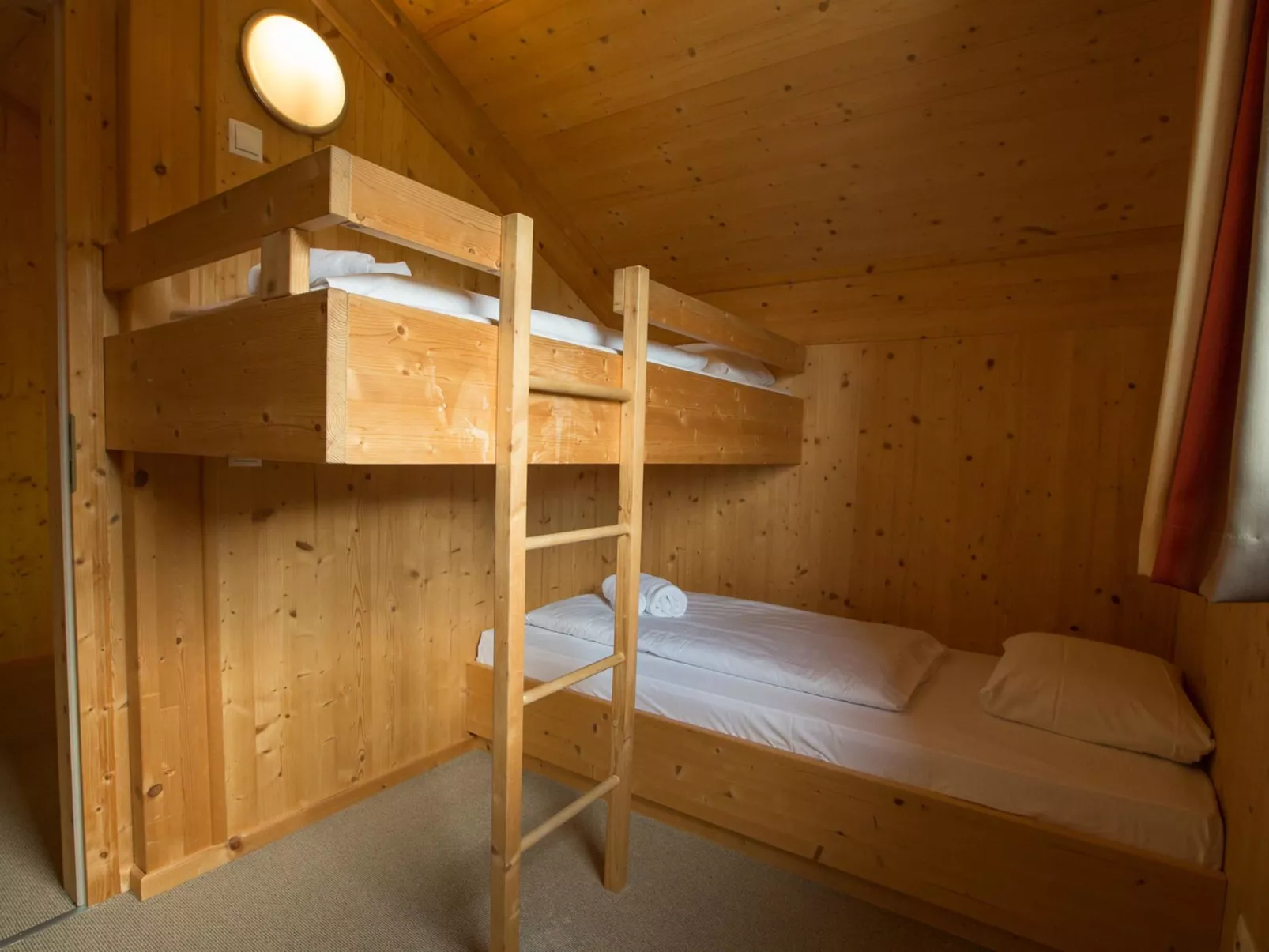 Mit 4 Schlafzimmern für 8 bis 10 Pers.-Inside