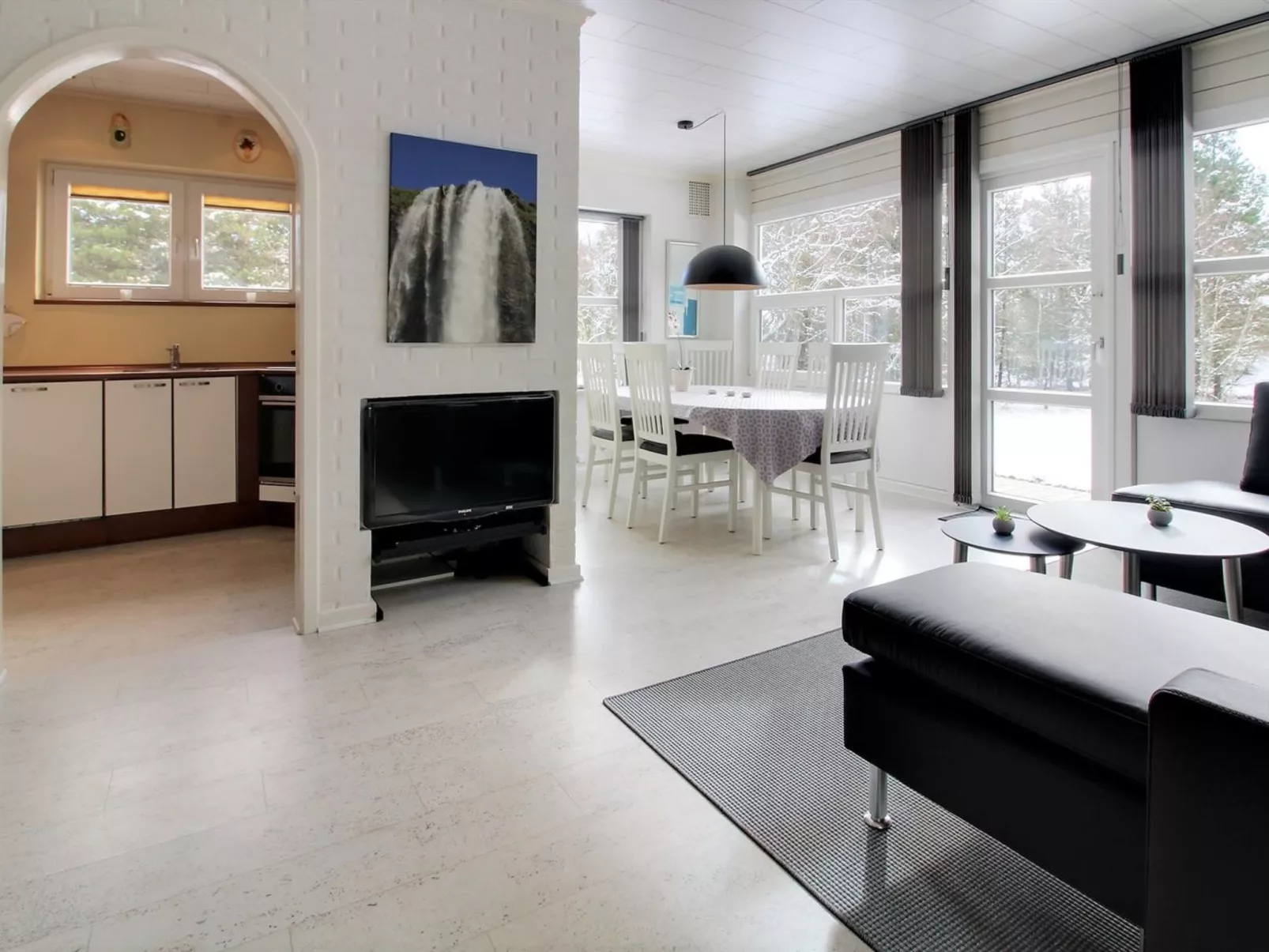 "Gwen" - 2.7km from the sea-Inside