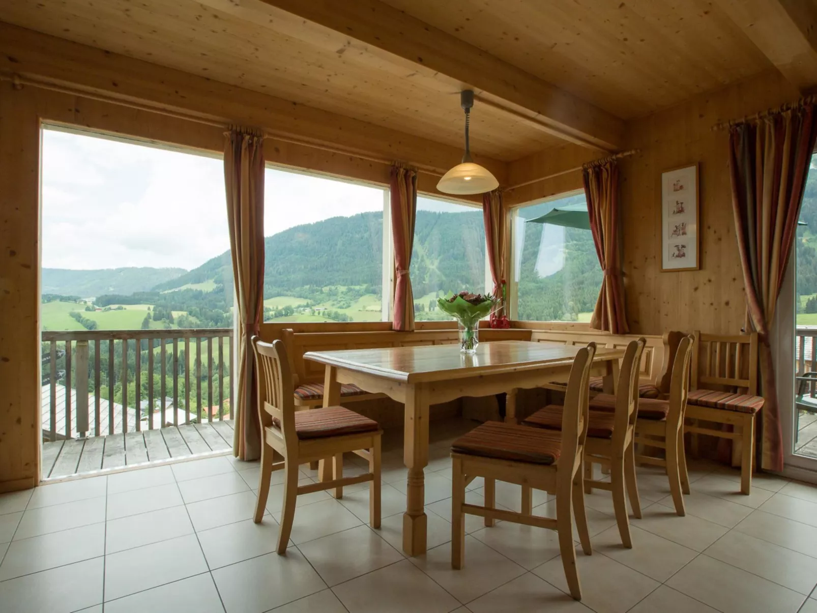 Mit 4 Schlafzimmern für 8 bis 10 Pers.-Inside