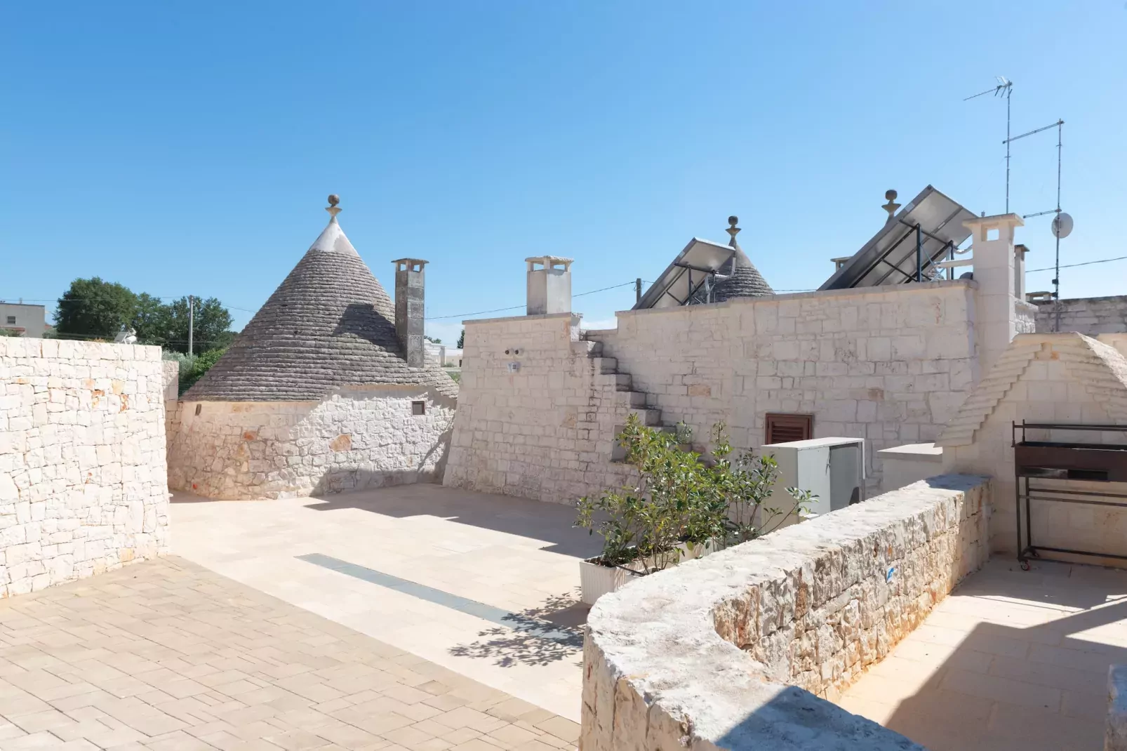 Trulli Cesare in Locorotondo-Gärten Sommer