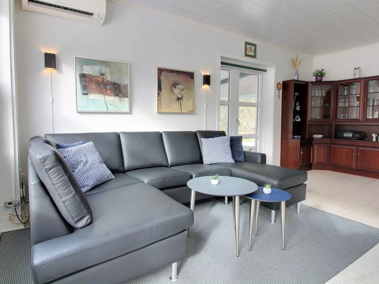 "Gwen" - 2.7km from the sea-Inside