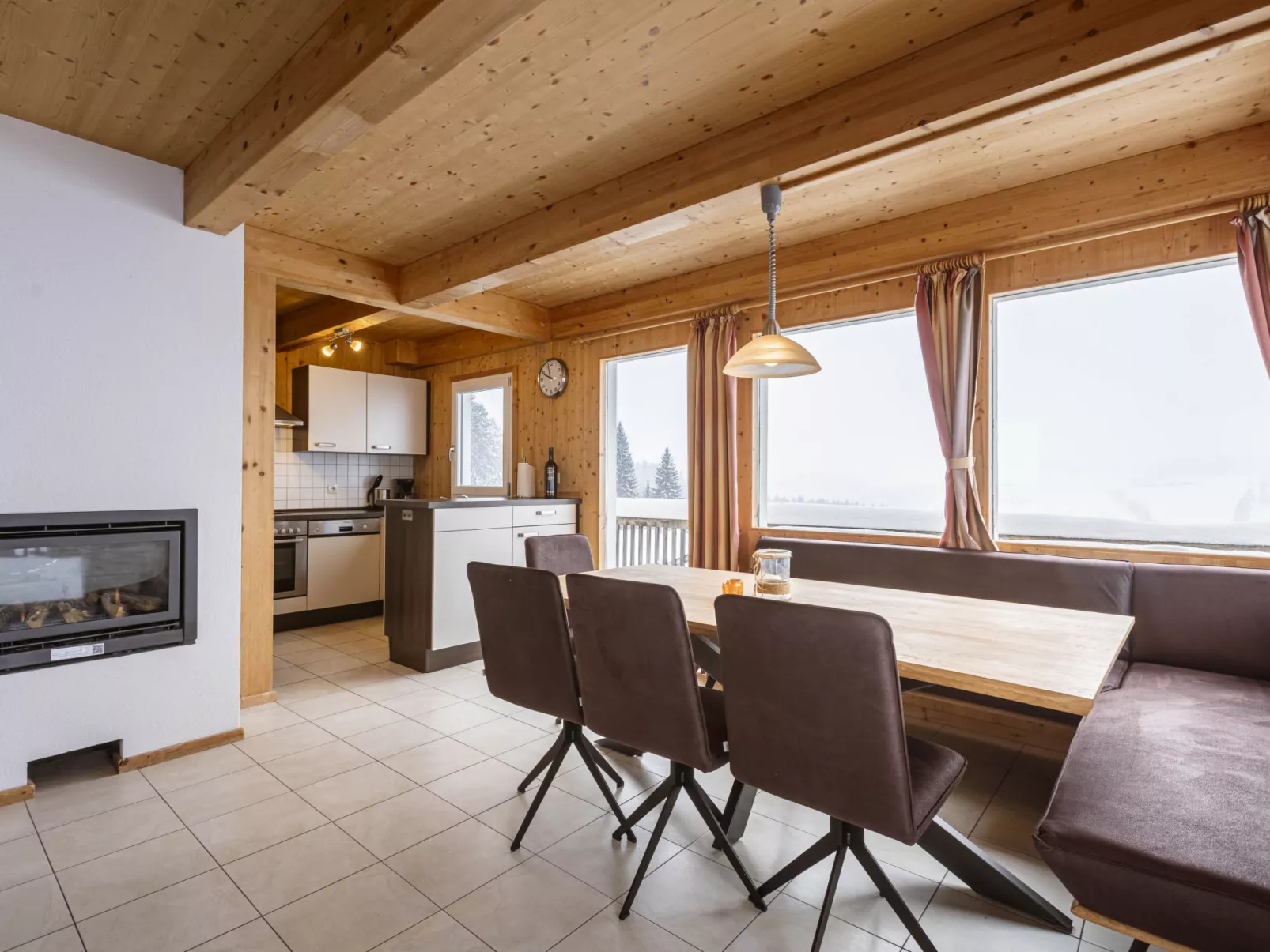 Mit 4 Schlafzimmern für 8 bis 10 Pers.-Inside