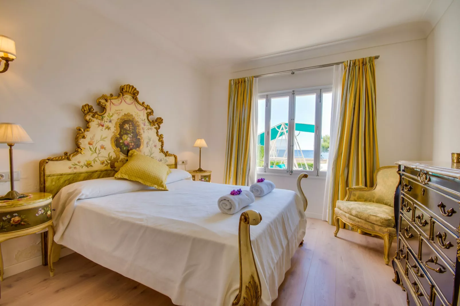 Llenaire-Bedroom