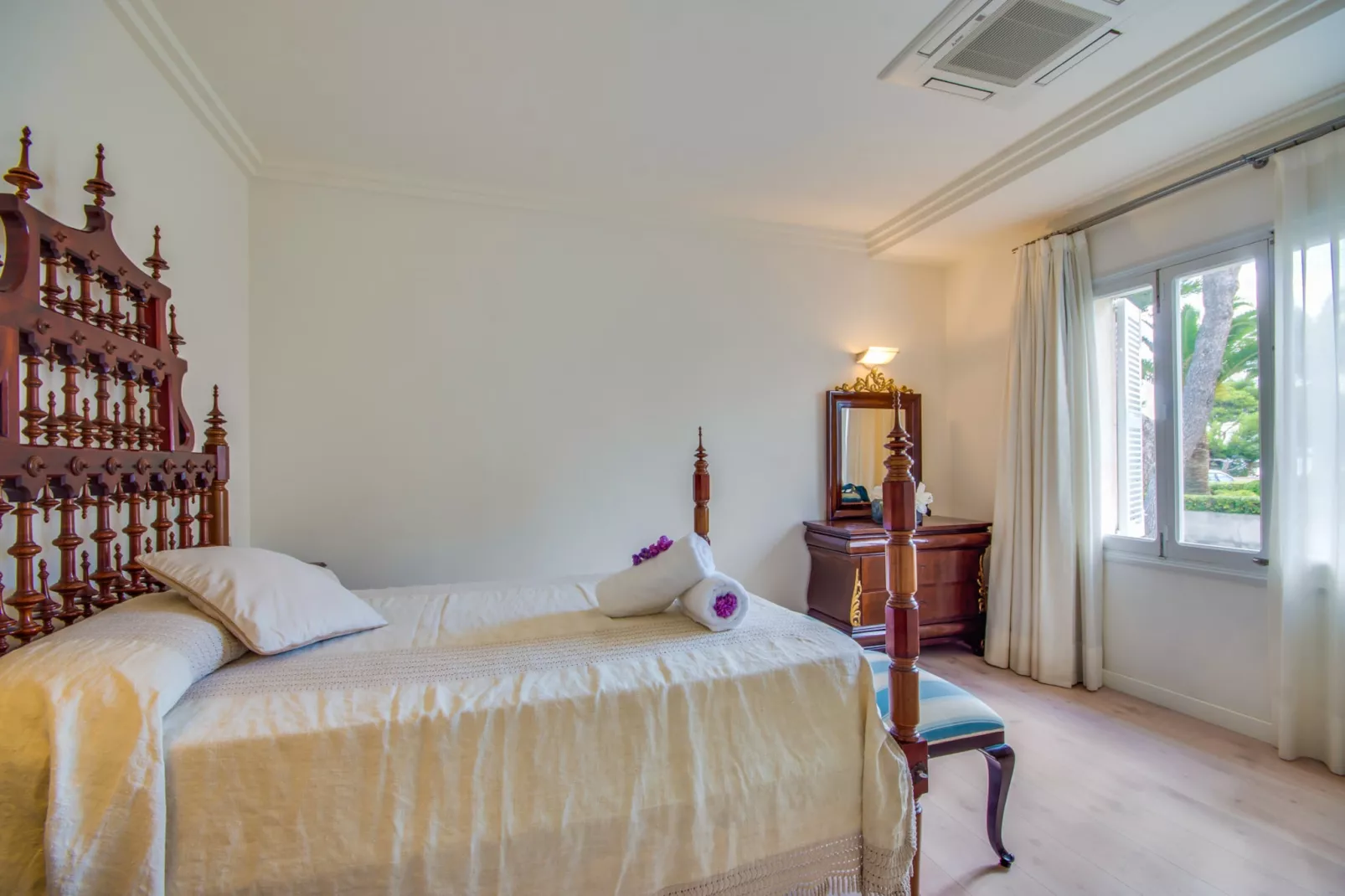 Llenaire-Bedroom