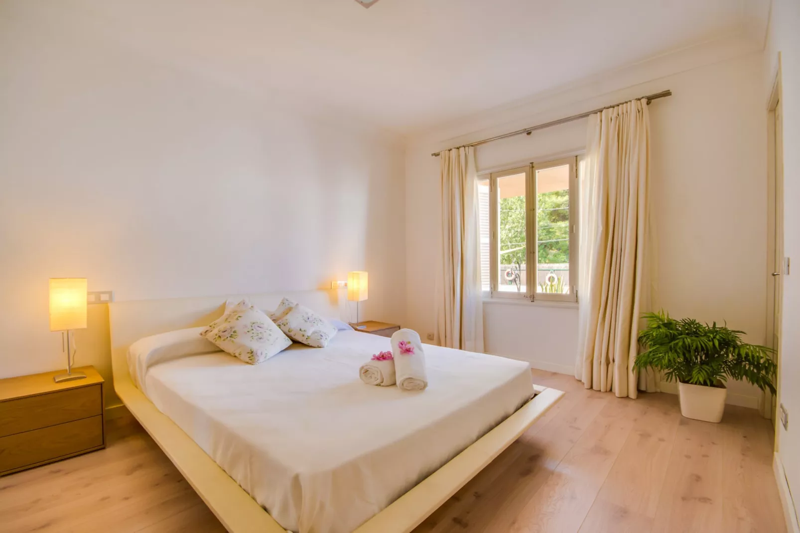 Llenaire-Bedroom