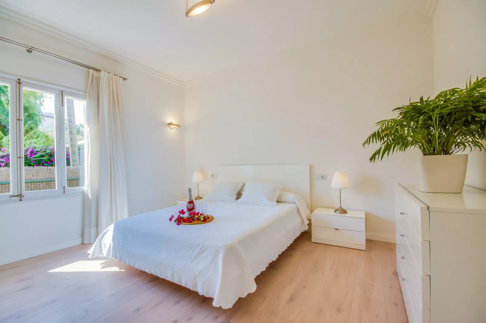Llenaire-Bedroom
