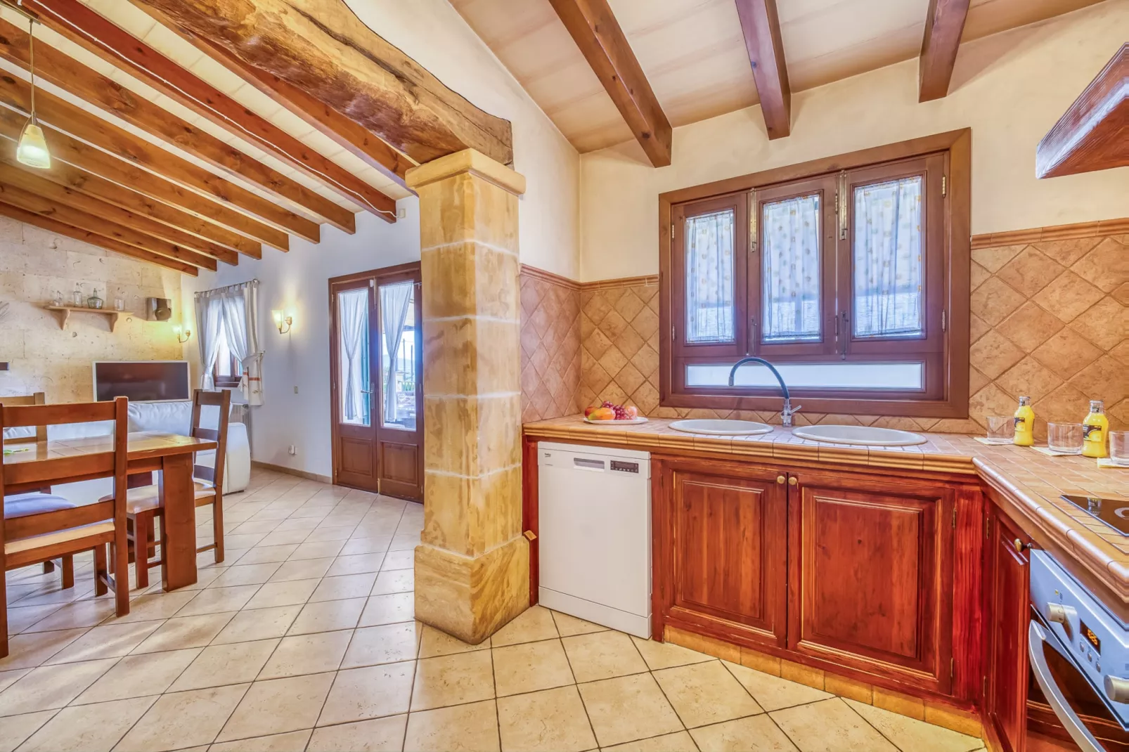 Son Frau-Kitchen