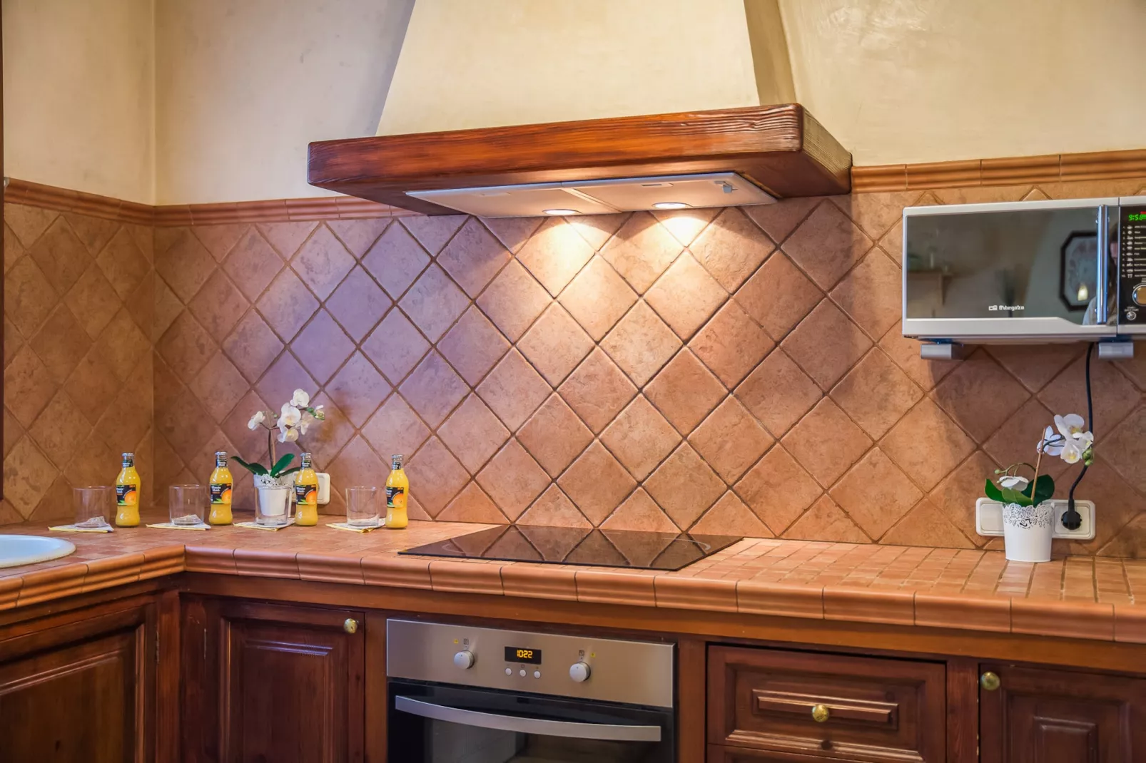 Son Frau-Kitchen
